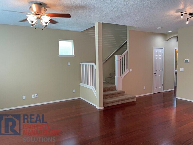 Building Photo - Remarkable Custom Home in Arbor Vineyard!