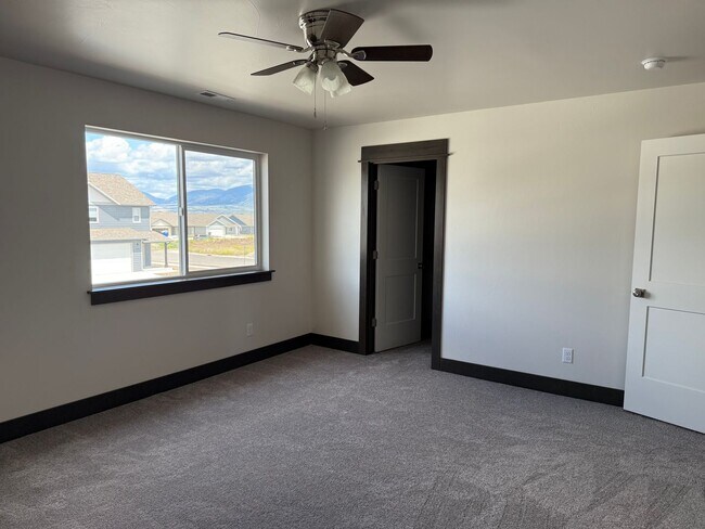 Foto del edificio - Brand New 3 Bed 2.5 Bath with double attac...