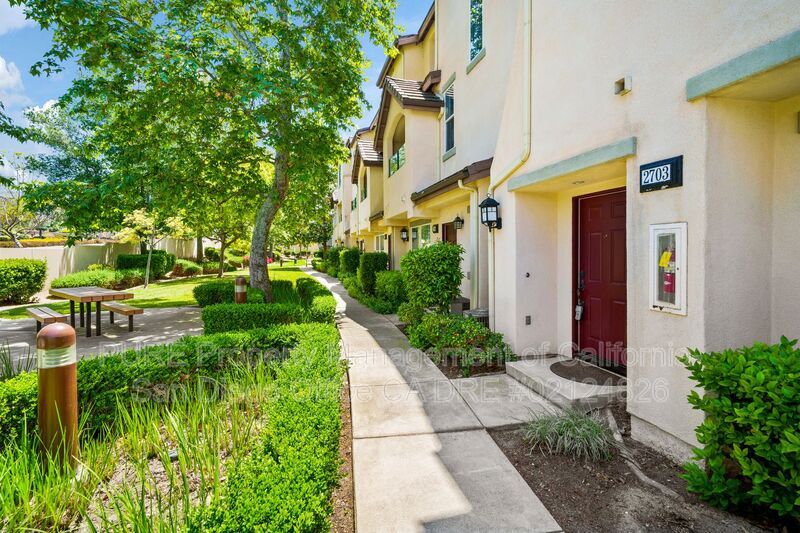 Primary Photo - 2703 Apricot Ct