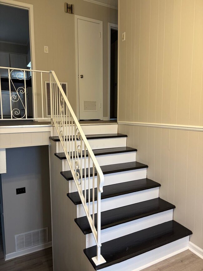 Foto del edificio - Newly Renovated For You! DEPOSIT SPECIAL $1000.00!