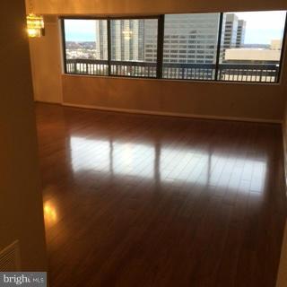 Foto del edificio - 3713 S George Mason Dr