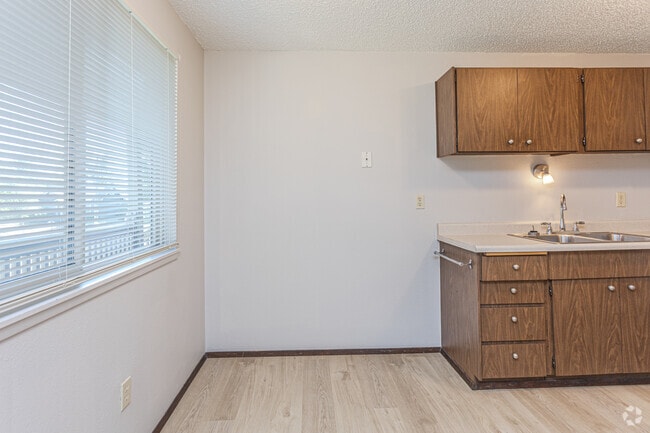 1BR, 1BA - 750SF - Dining Room - Crystal Springs Apartments