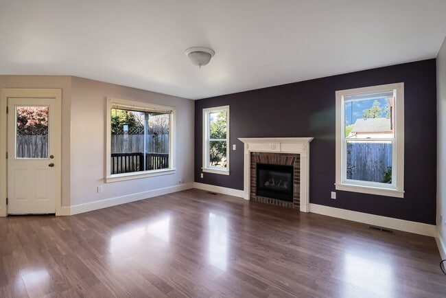 Building Photo - 3 Bed 2 Bath - Bonus Room - Groups - Pet F...