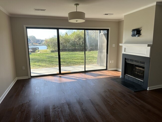 Foto del edificio - WATERFRONT: 2 BR 2 Bath Ground Level Condo