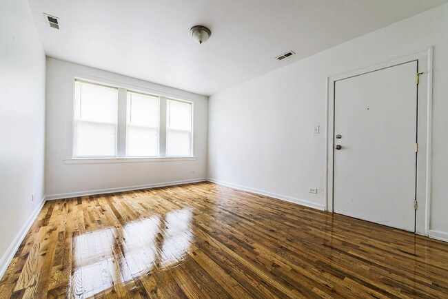 Foto del edificio - 1145-49 N LeClaire Ave