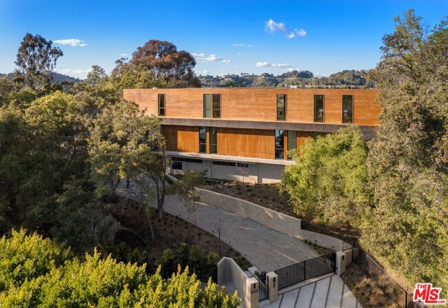 Foto del edificio - 9705 Oak Pass Rd