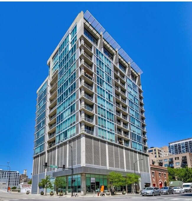 Building Exterior - 700 W Van Buren St