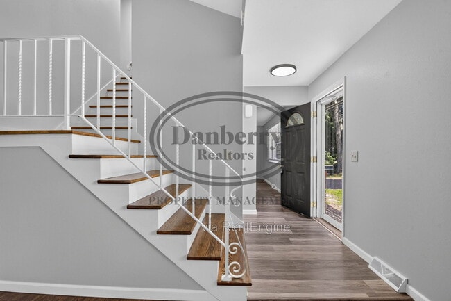 Building Photo - 6946 Kinsman Dr