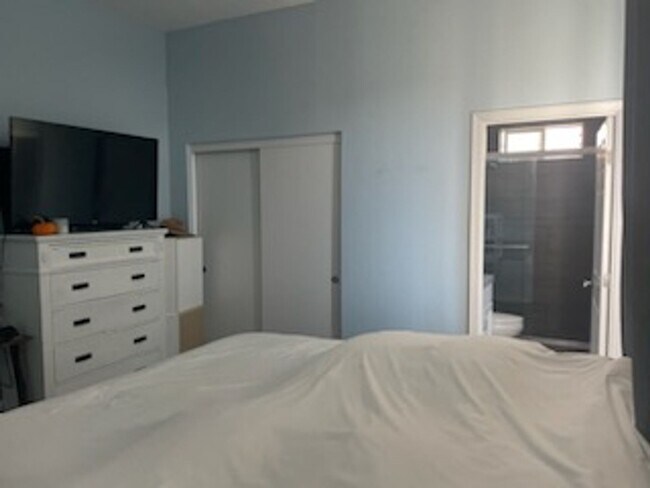 Foto del edificio - 1 bedroom unit in Encinitas - 800 sf detached guest house - all utilities included - pets considered