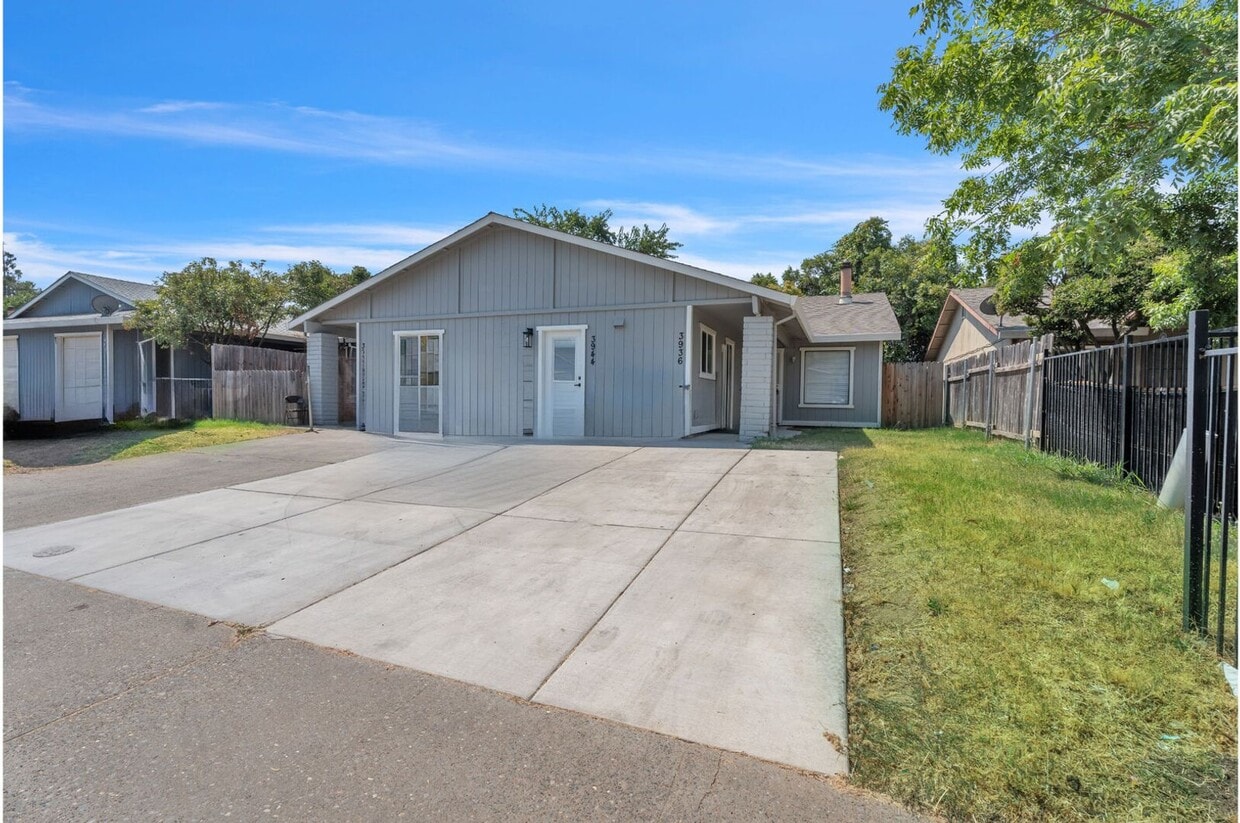 Photo - 3936 - 3944 Renick Way