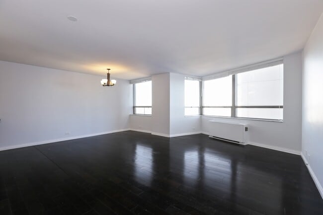 Building Photo - 5701 N Sheridan Rd