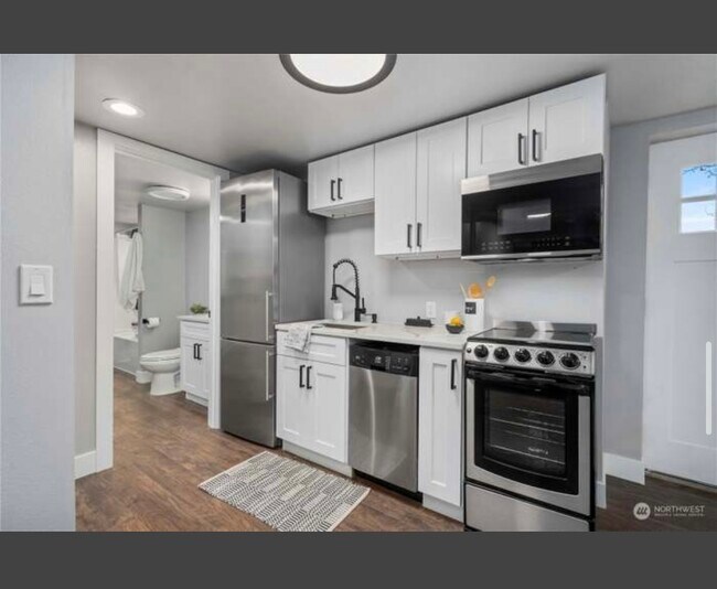 U-shape apartment makes for easy access to all spaces - 8042 S Bell St