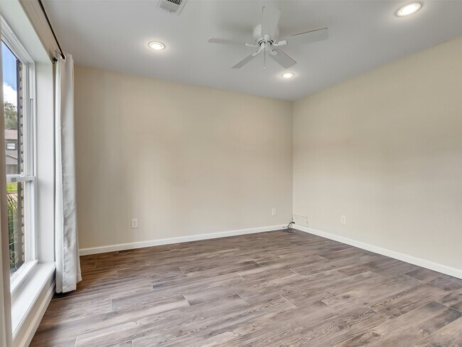 Building Photo - 2103 Longhorn Dr