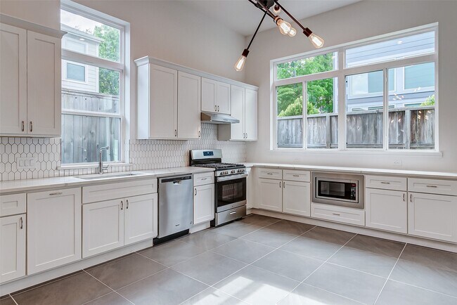 Building Photo - 8926 Spring Knoll Forest Dr