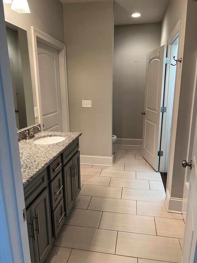 Foto del edificio - August 2026 - July 2027!!  3 BR 3 BA townhome 1 mile from UA campus