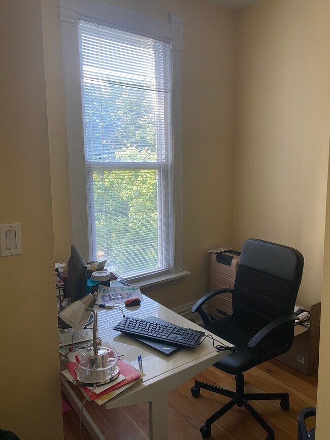 Main floor office/den - 906 W Wrightwood Ave