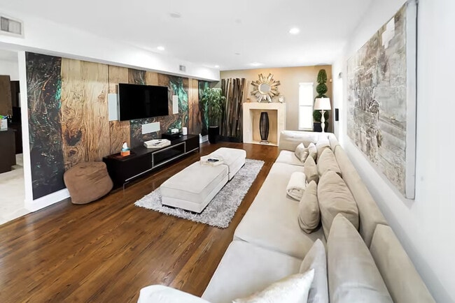 Building Photo - 200 NE 16th Ave