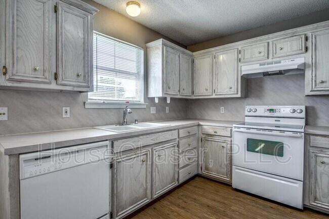 Building Photo - 503 Oakridge Ave