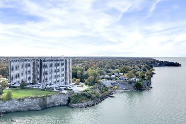 Foto del edificio - 12900 Lake Ave