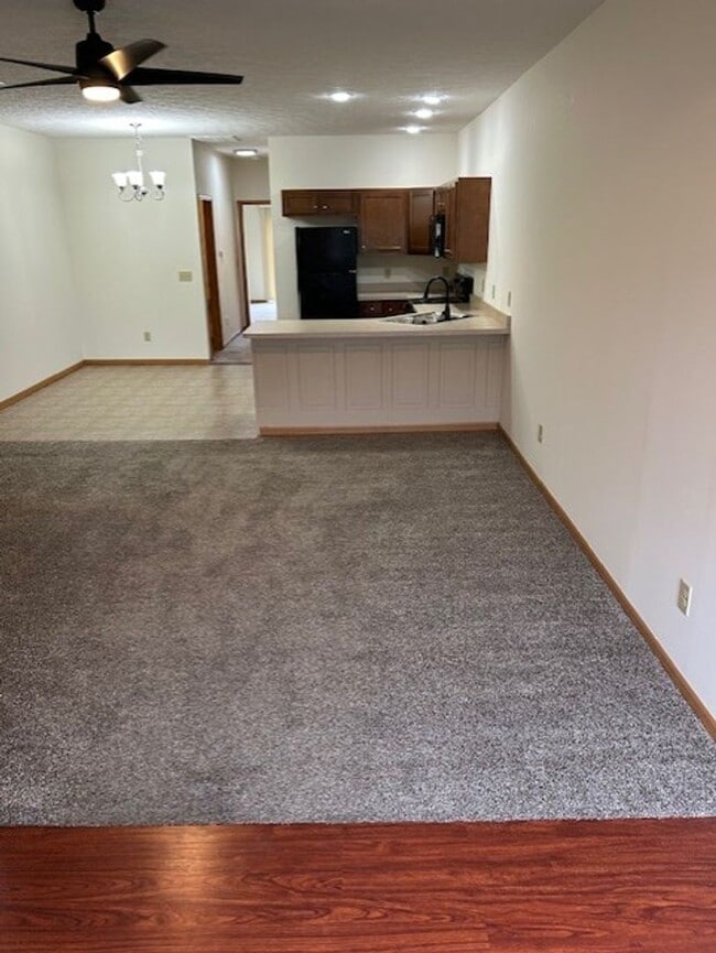 Building Photo - 1 Bedroom Apartment with Garage!