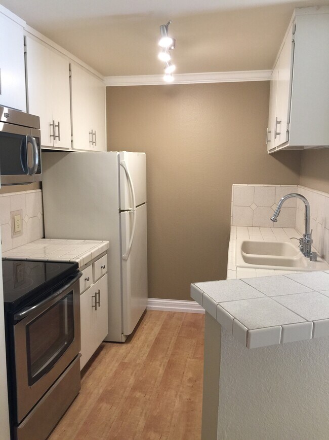 Kitchen - 610 The Village