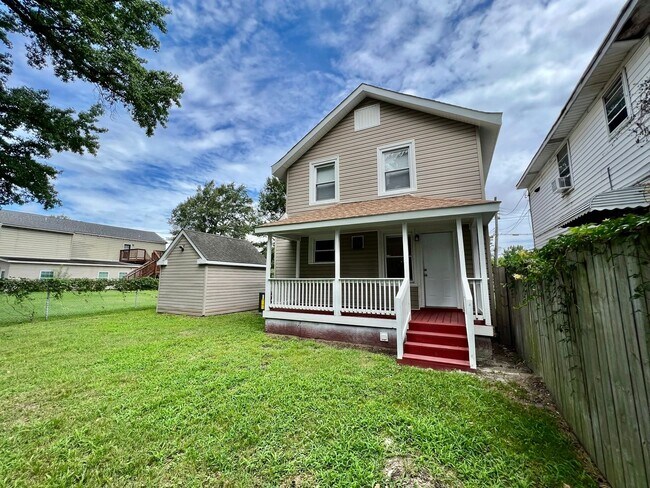 Building Photo - Updated & Ready 09-06-24! Pet Friendly - F...
