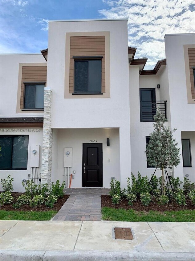 Foto principal - 21025 NE 8th Ave