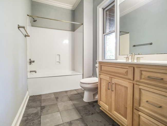 Building Photo - Beautiful home in Valley View with 4BR/4.5BA