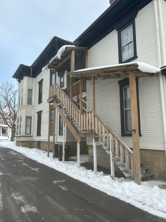 Building Photo - 718 W Stephenson St