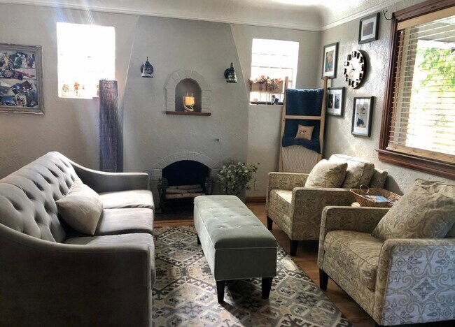 Sitting / Living Room - 4030 Quitman St