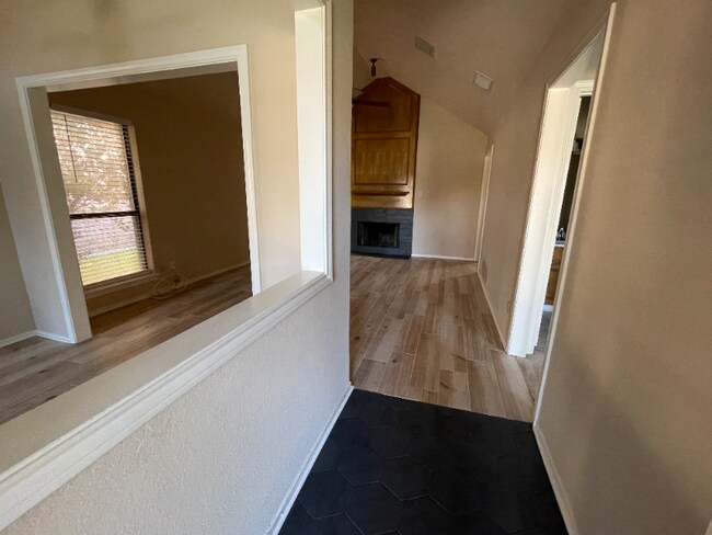 Building Photo - 2020 Falcon Ridge Dr