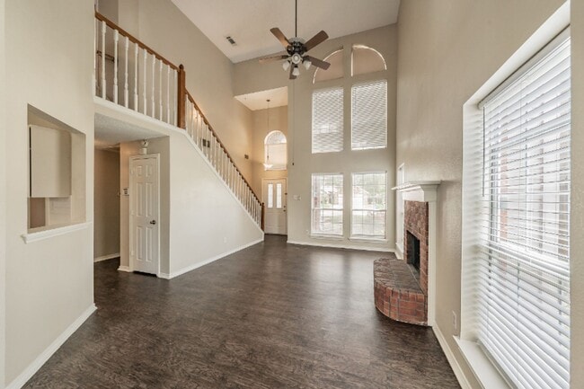 Building Photo - 2136 Stoneridge Dr