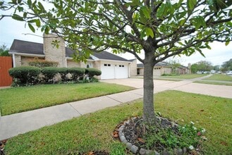 Building Photo - 16311 La Luna Dr