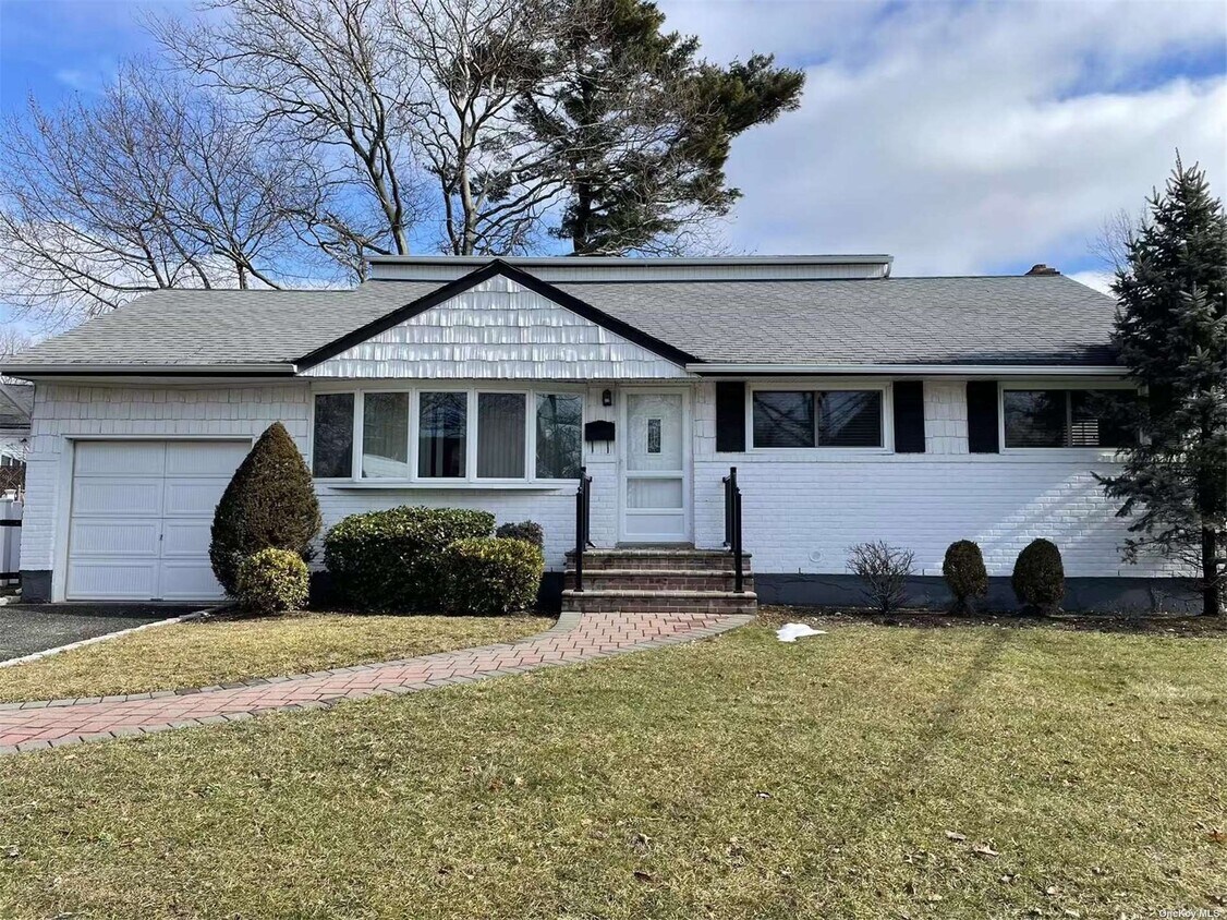 11 Lark Ct, Old Bethpage, NY 11804 House for Rent in Old Bethpage, NY