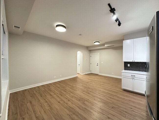 Foto del edificio - 643 W Wrightwood Ave