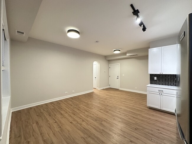 Building Photo - 643 W Wrightwood Ave