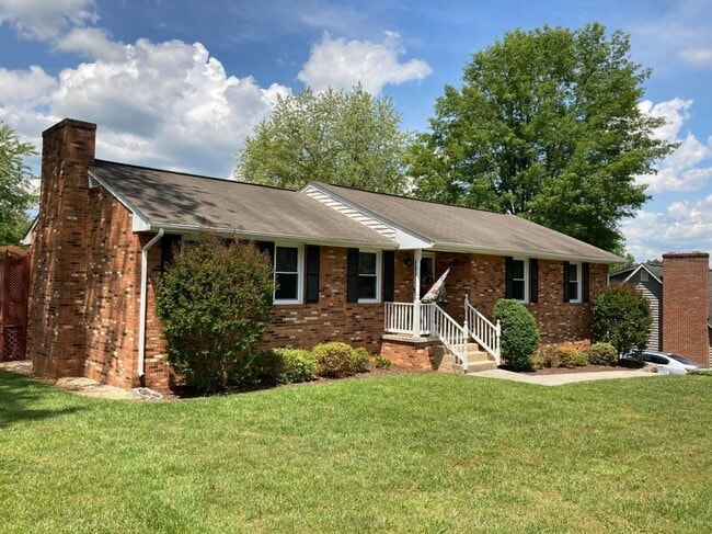 Building Photo - 17 Pinehurst Dr