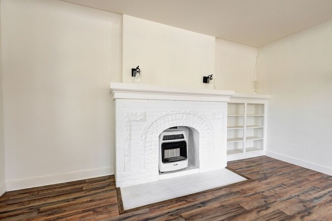 Building Photo - Charming 1-Bedroom Duplex with Modern Upda...