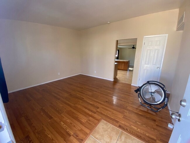 Building Photo - Beautiful 3 bedroom