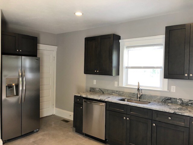 Foto del edificio - 251 Pond Street