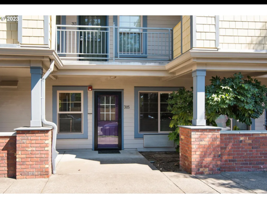 Quieter building. Convenient 1st floor living. A short walk to shopping, bus, and max light rail.. - 9837 NE Irving St