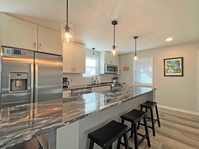 Building Photo - Remodeled Jewel has Fenced Yard, 3 Season ...