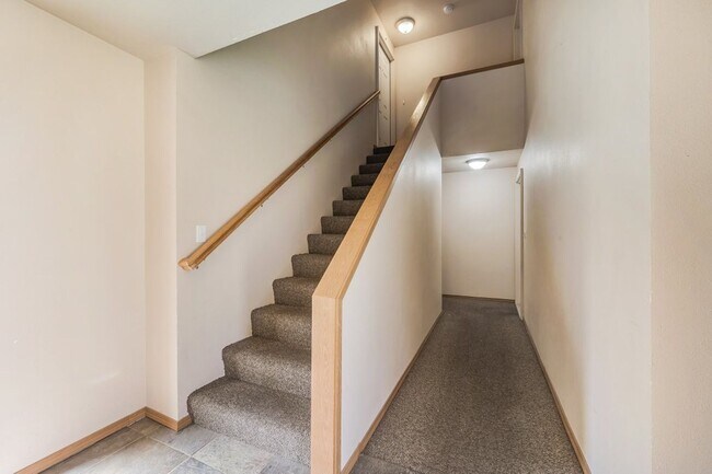 Foto del edificio - 2 bed 1 bath apartment (4plex building)