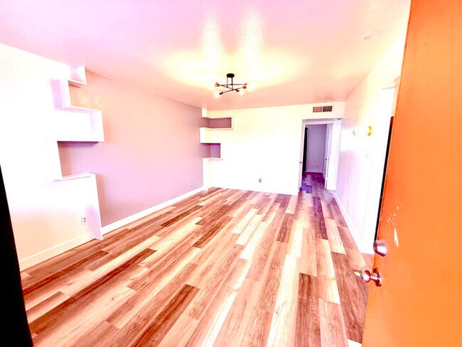Building Photo - Brand new renovation in uptown!!!