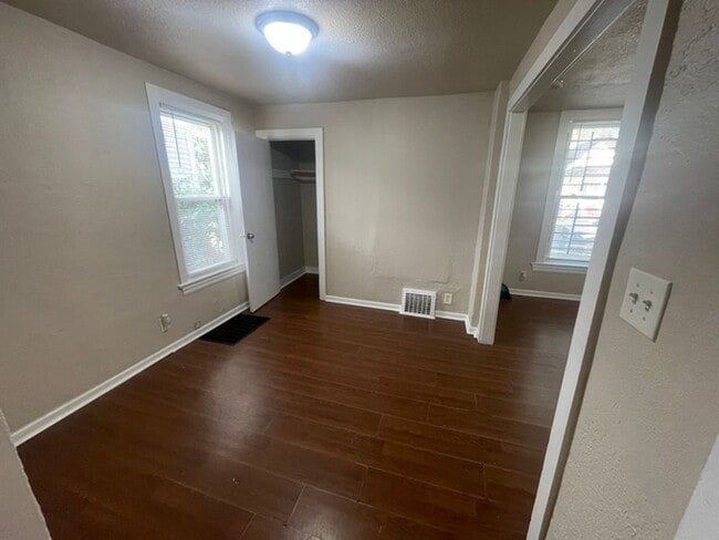 Building Photo - 3BR/2B house with backyard ($350 Move-in fee)
