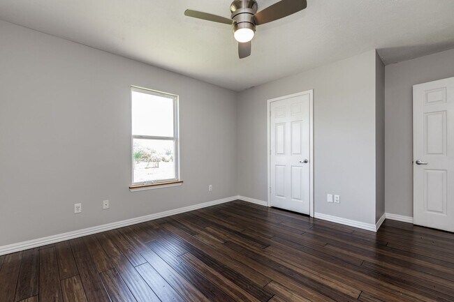 Foto del edificio - Culdesac Home on Over Half an Acre! Pet friendly and 6-12 month leases!