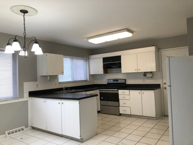 Building Photo - 1000 Fernview Dr