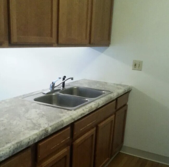 Foto del edificio - 300 Sand Hill Manor Dr