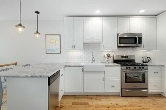 Foto del edificio - Summertime Move-in - Beautiful 2-bedroom Townhouse w/ Yard/Roofdeck in East Passyunk!