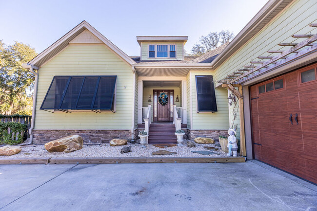 Building Photo - Beautiful Waterfront Home in Hanahan